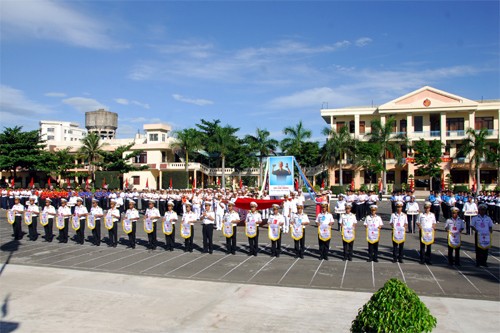 Chuẩn đô đốc Nguyễn Văn Kiệm, Phó Tham mưu trưởng Hải quân trao cở lưu niệm cho 21 đơn vị tham dự hội thao